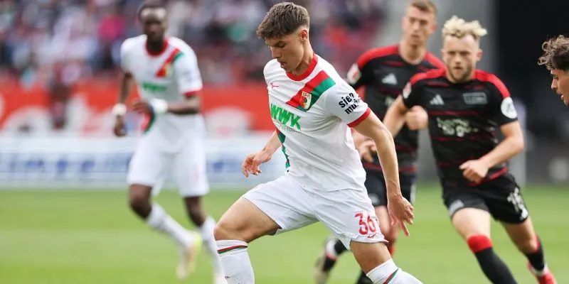 Augsburg đang tạo ấn tượng với hàng phong ngự kỷ thuật